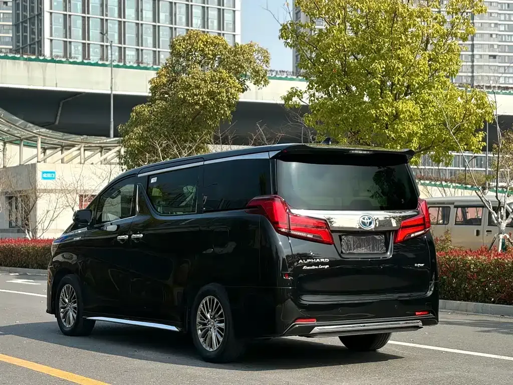 Toyota Alphard — фото 10