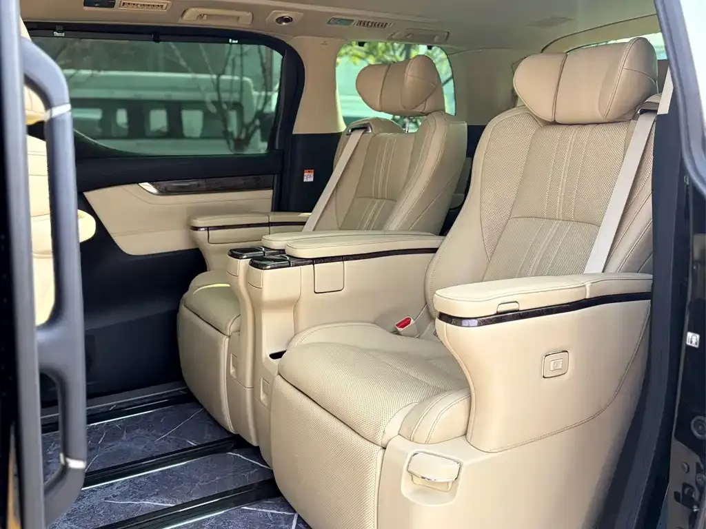 Toyota Alphard — фото 2