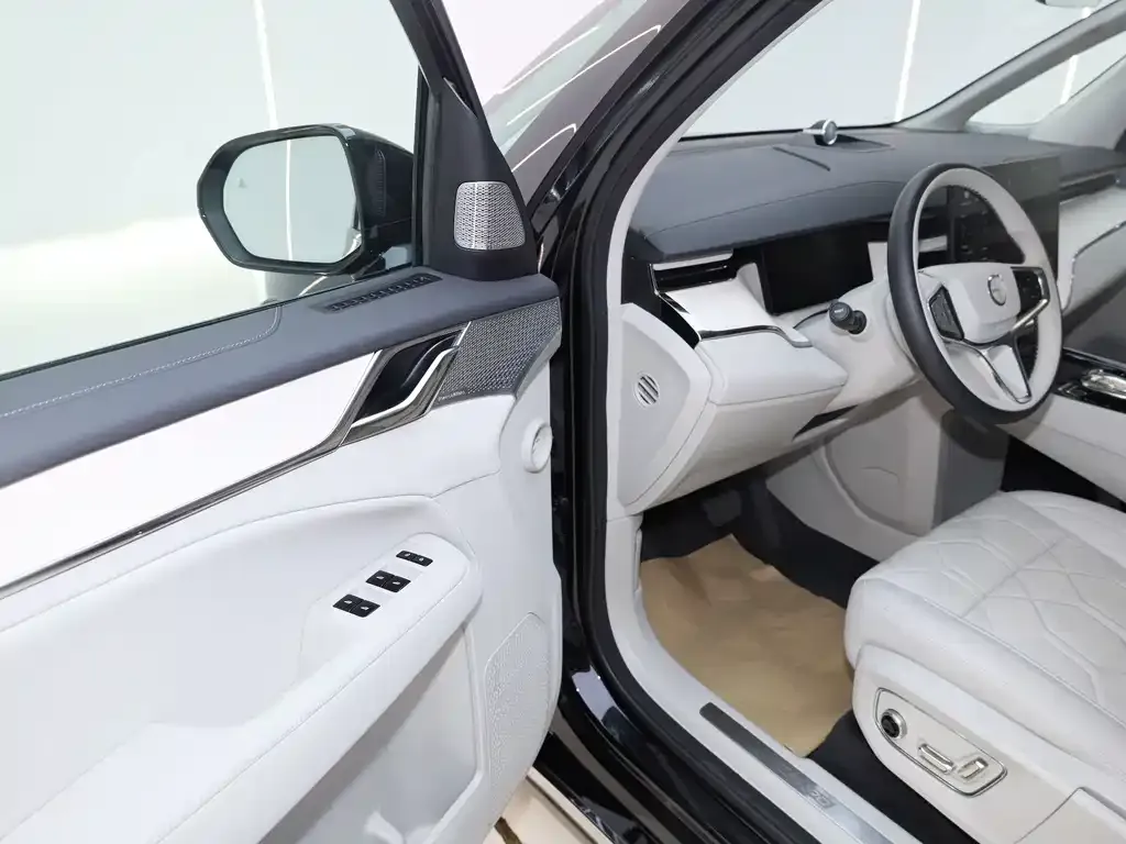 Volvo EM90 — фото 9