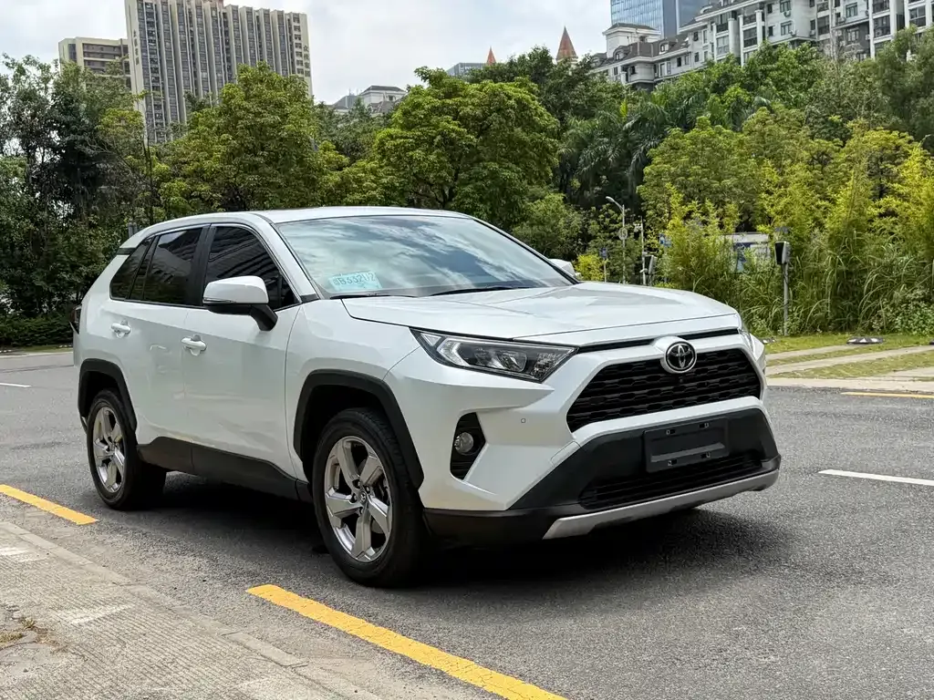 Toyota RAV4 — фото 1