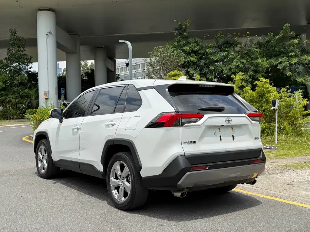 Toyota RAV4 — фото 8