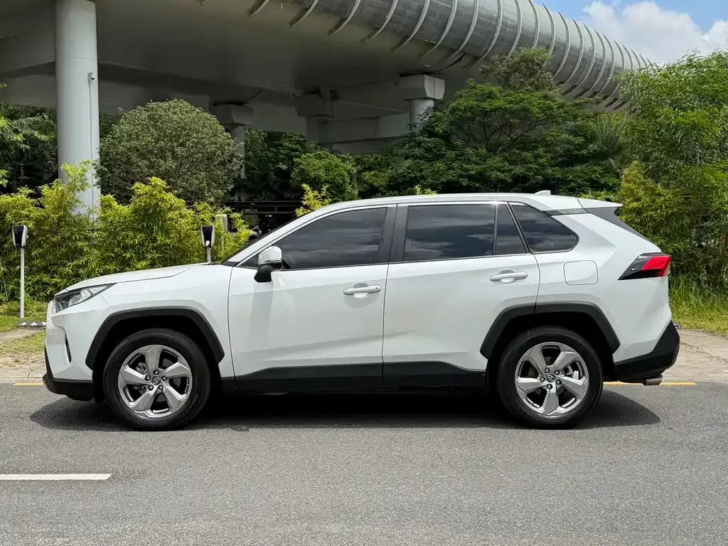 Toyota RAV4 — фото 7