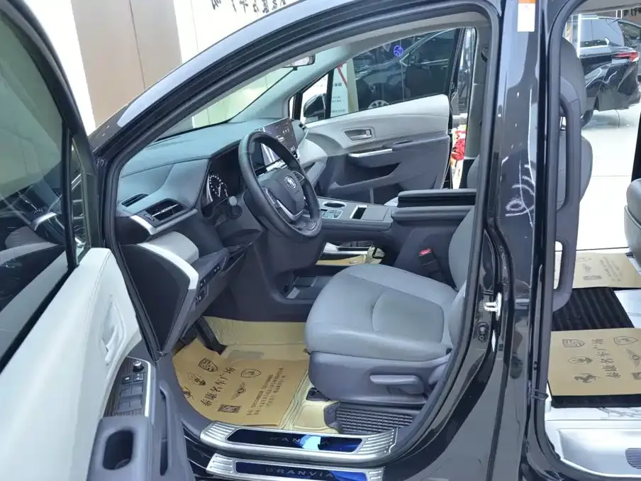 Toyota Granvia — фото 6