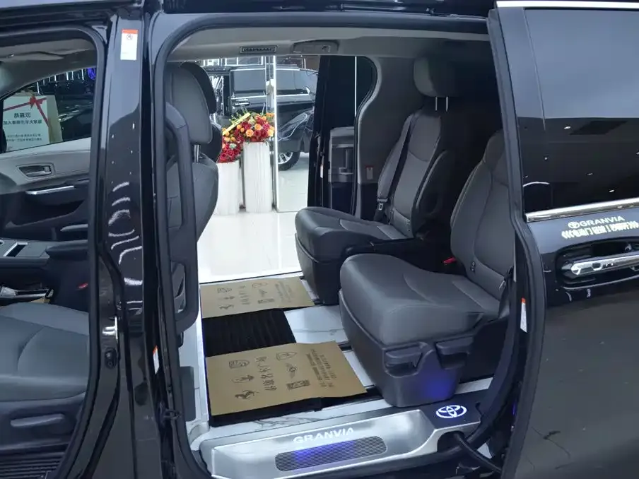 Toyota Granvia — фото 9