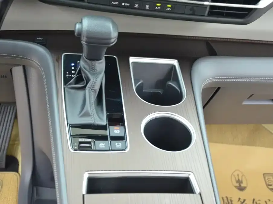 Toyota Granvia — фото 10