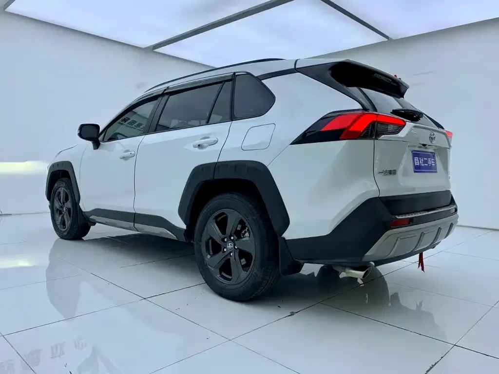 Toyota RAV4 — фото 9
