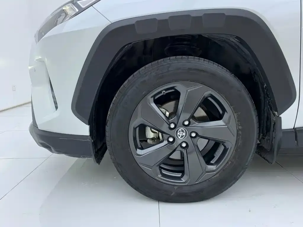 Toyota RAV4 — фото 5