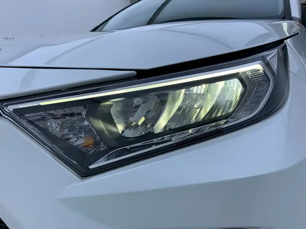 Toyota RAV4 — фото 10