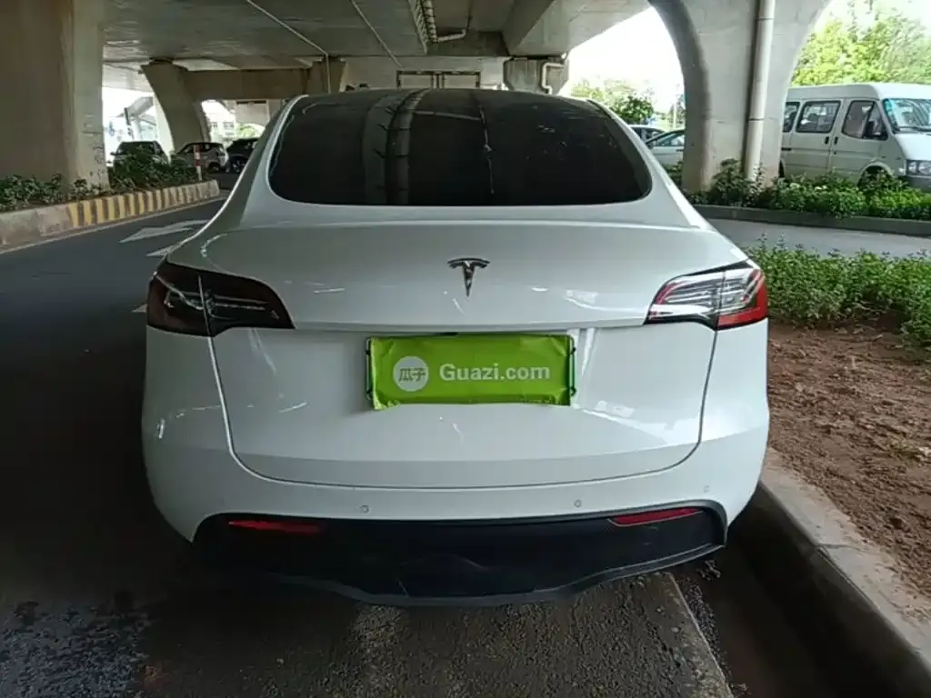 Tesla Model Y — фото 9