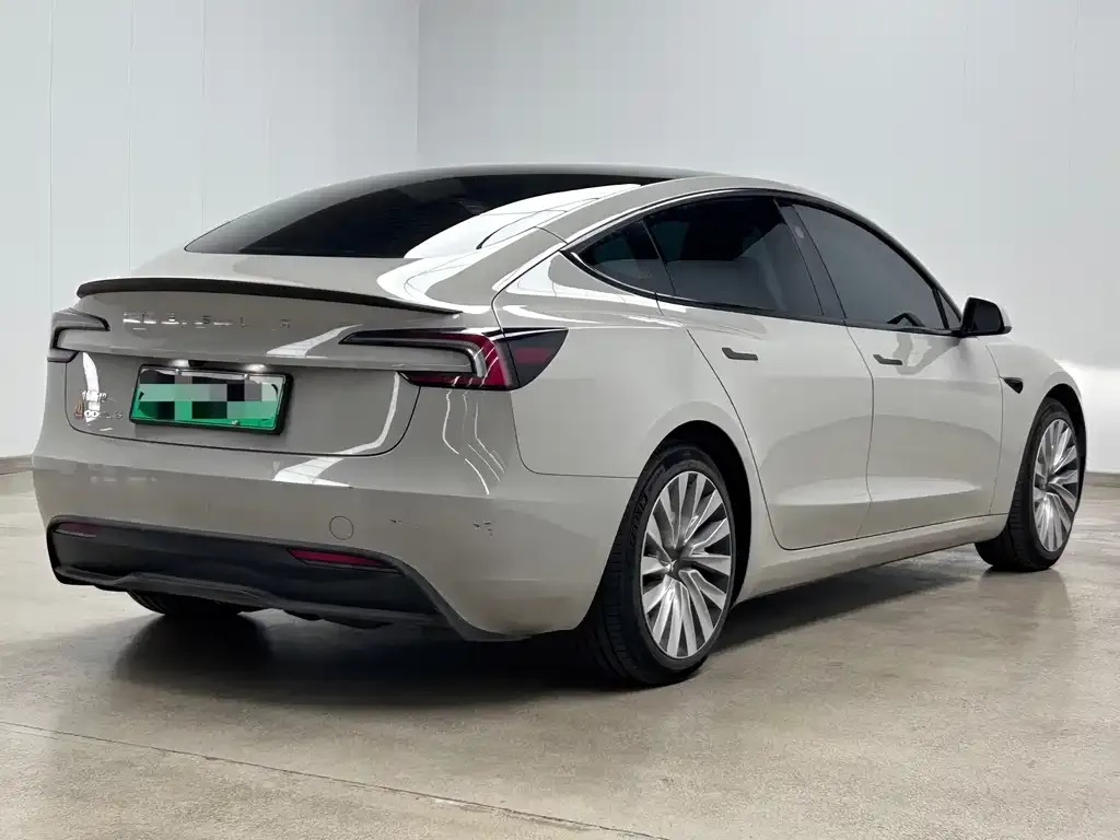 Tesla Model 3 — фото 10