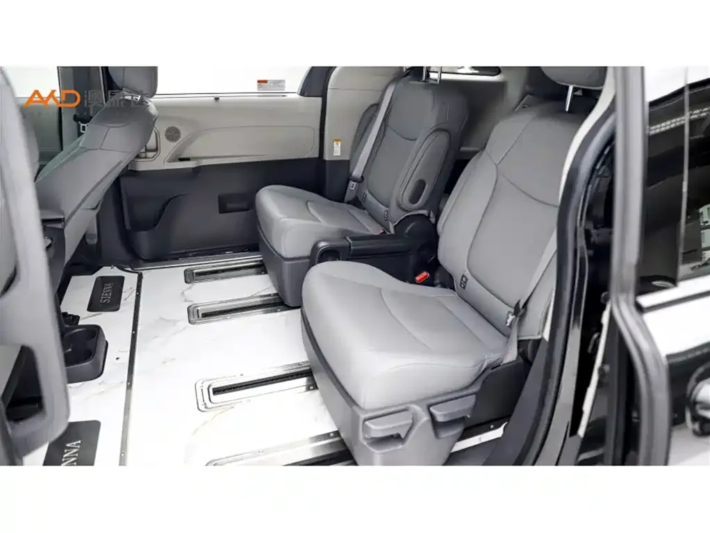 Toyota Sienna — фото 7