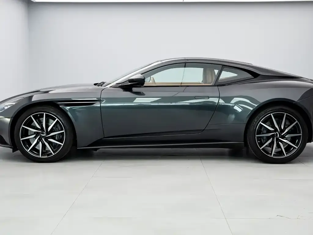 Aston Martin DB11 — фото 10