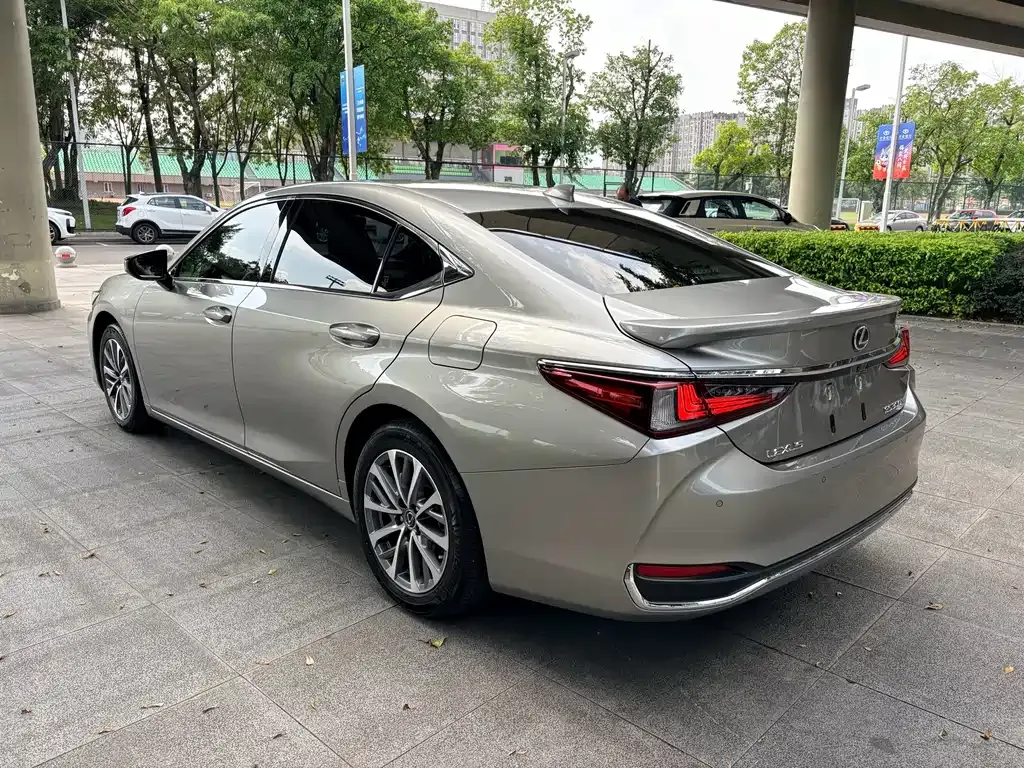 Lexus ES — фото 10