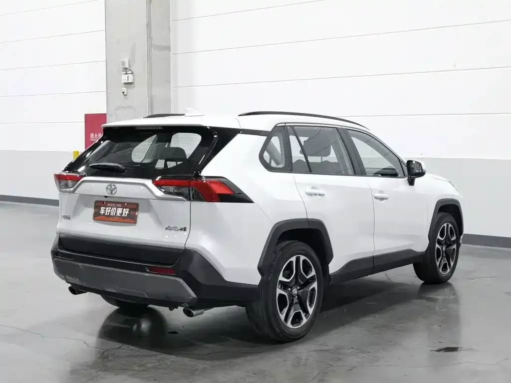 Toyota RAV4 — фото 8