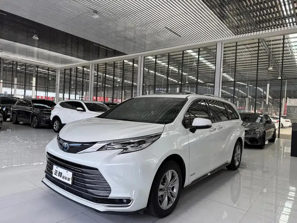 Toyota Sienna — фото 1