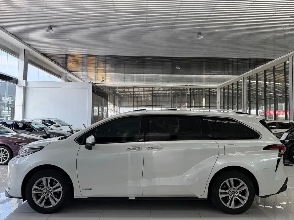 Toyota Sienna — фото 7