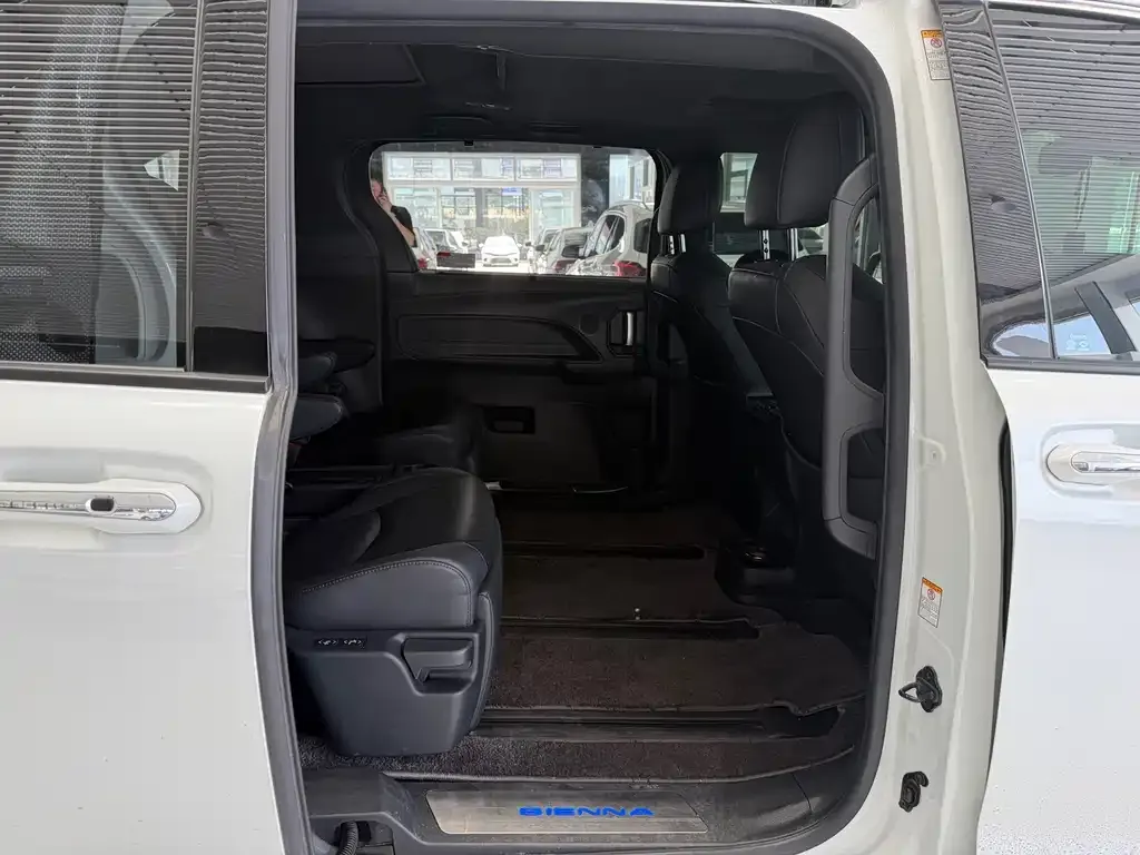 Toyota Sienna — фото 4
