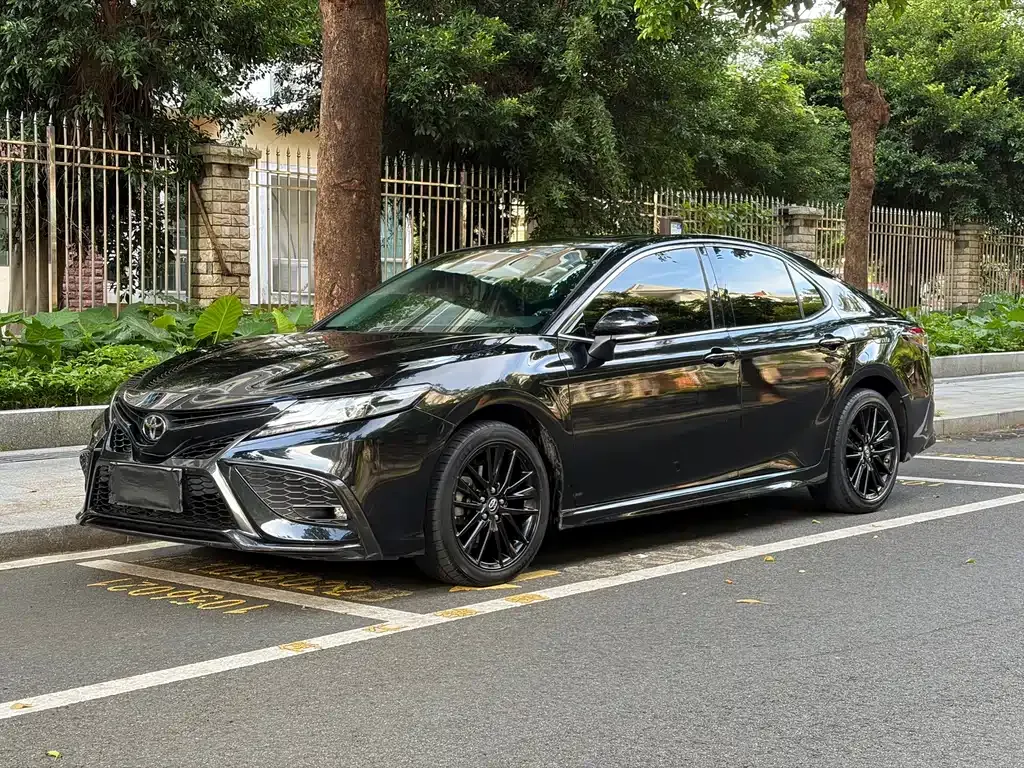 Toyota Camry — фото 1