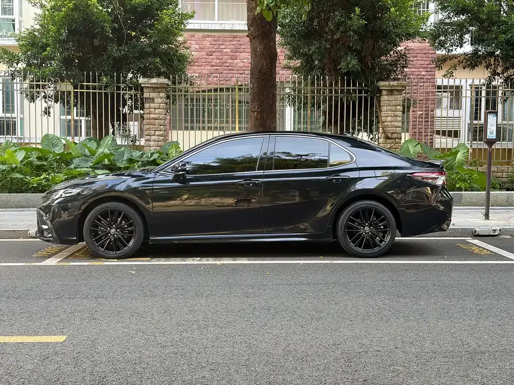 Toyota Camry — фото 8