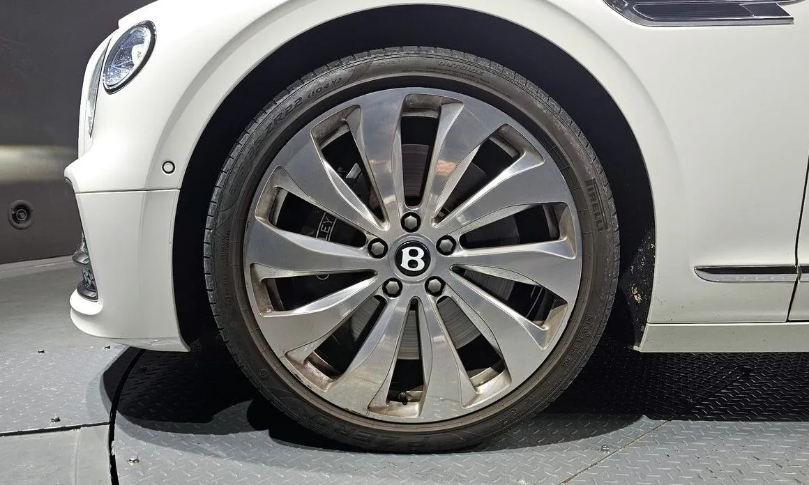Bentley Flying Spur — фото 8