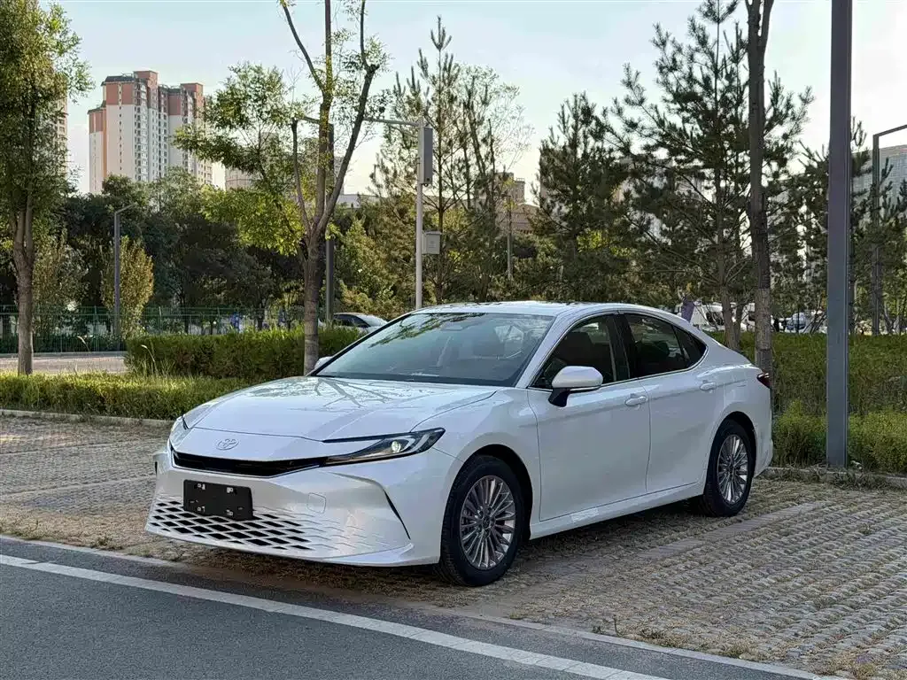 Toyota Camry — фото 1