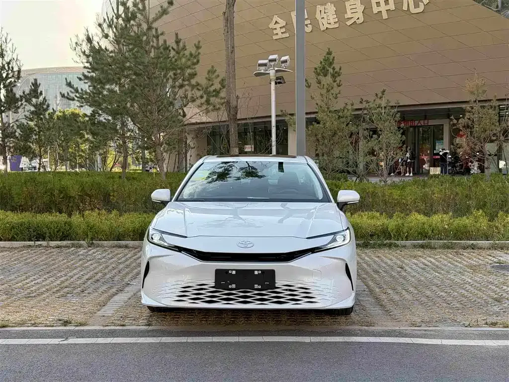 Toyota Camry — фото 9