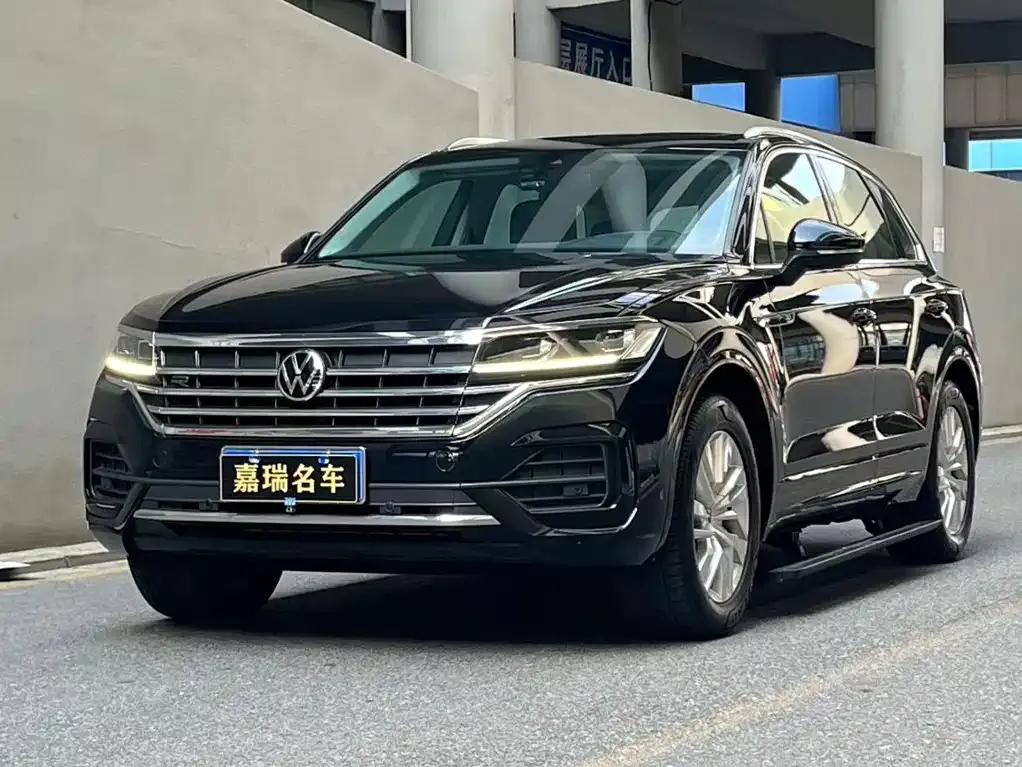 Volkswagen Touareg — фото 1
