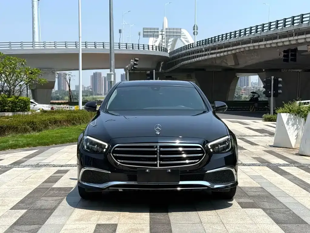 Mercedes-Benz E-Class — фото 1