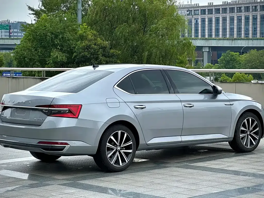 Skoda Superb — фото 10