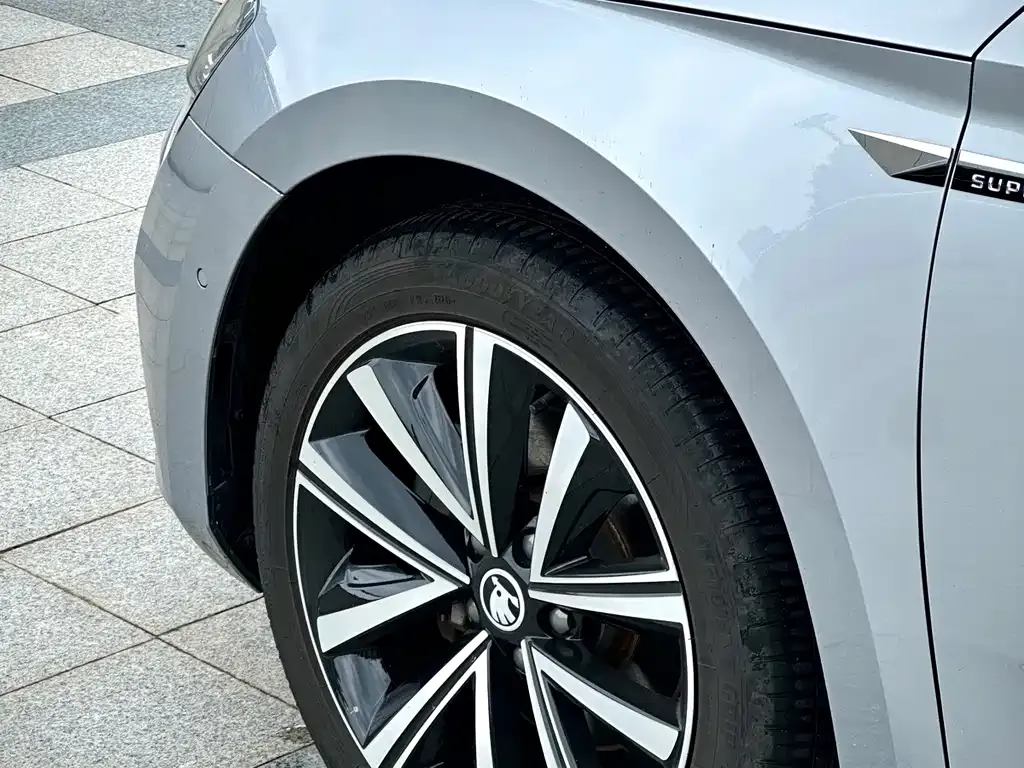 Skoda Superb — фото 2