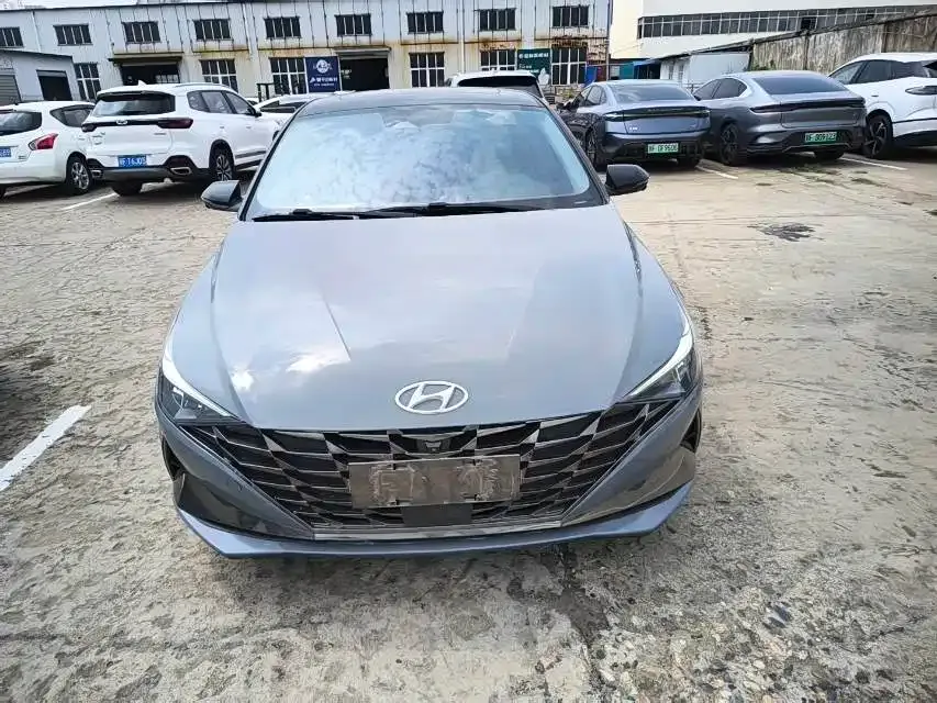 Hyundai Elantra — фото 1