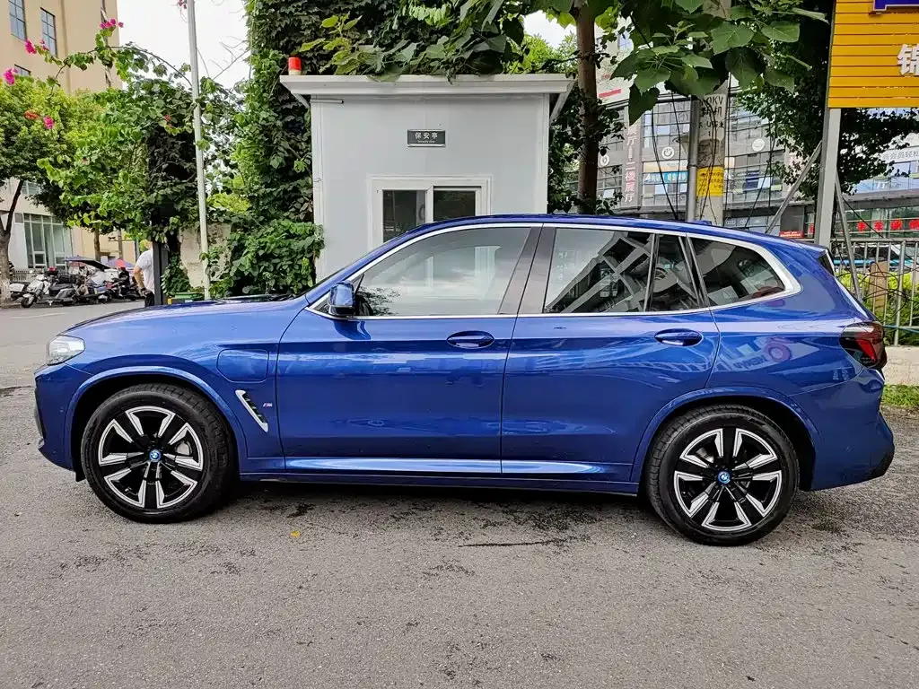 BMW iX3 — фото 10