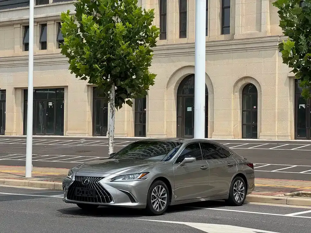 Lexus ES — фото 1