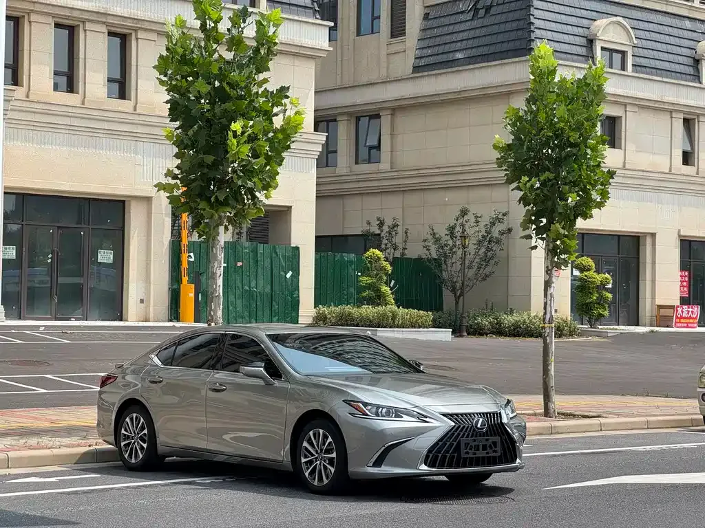Lexus ES — фото 10