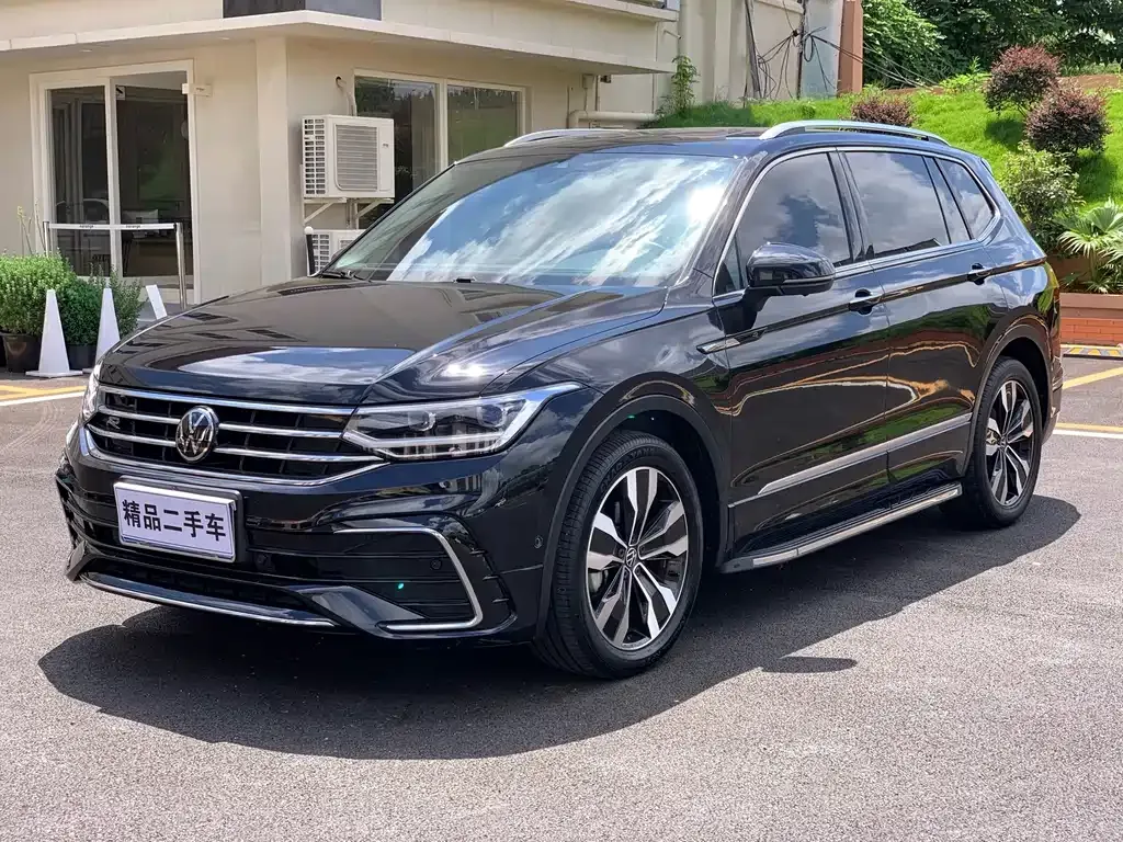 Volkswagen Tiguan L — фото 1