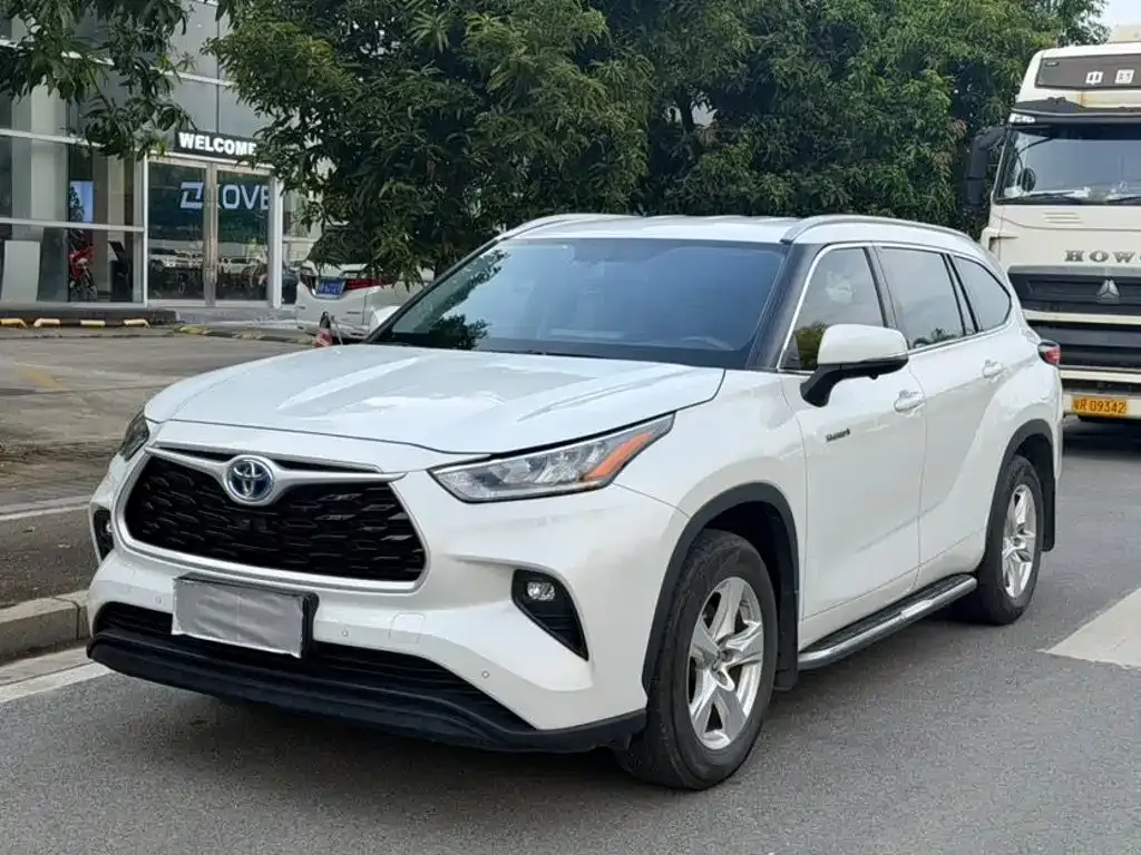 Toyota Highlander — фото 1