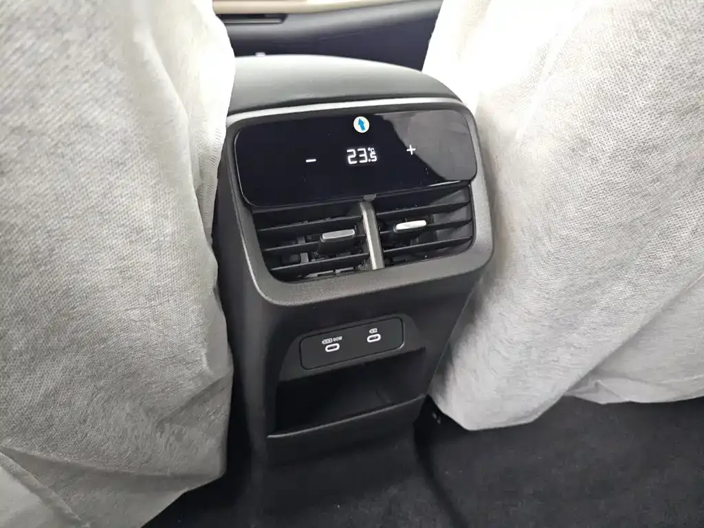 Volvo XC70 Plug-in Hybrid — фото 7