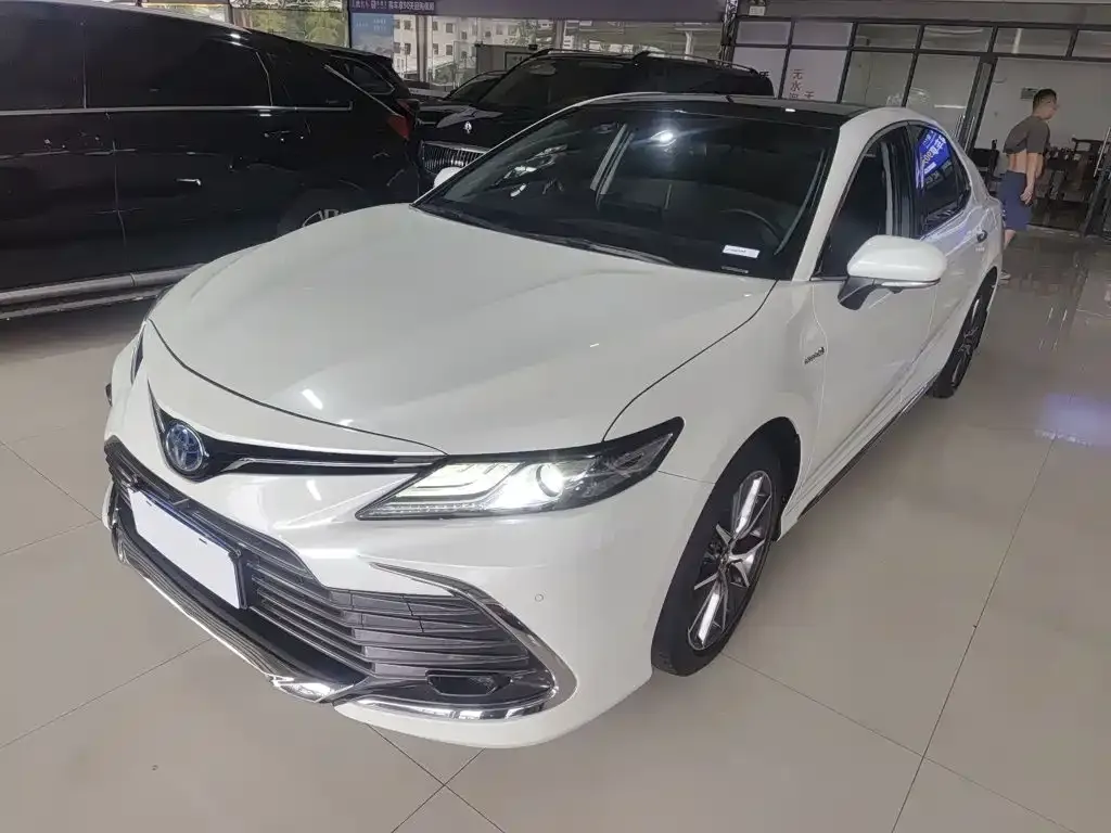 Toyota Camry — фото 1