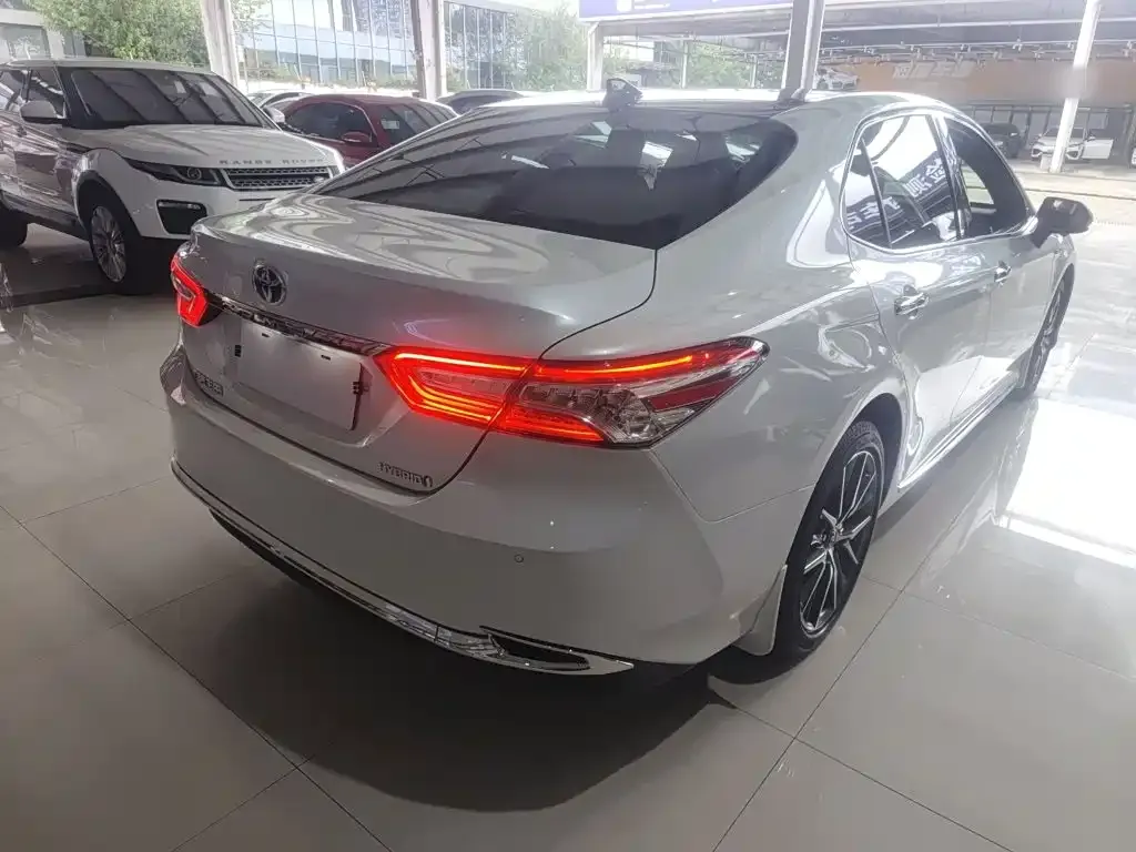 Toyota Camry — фото 10
