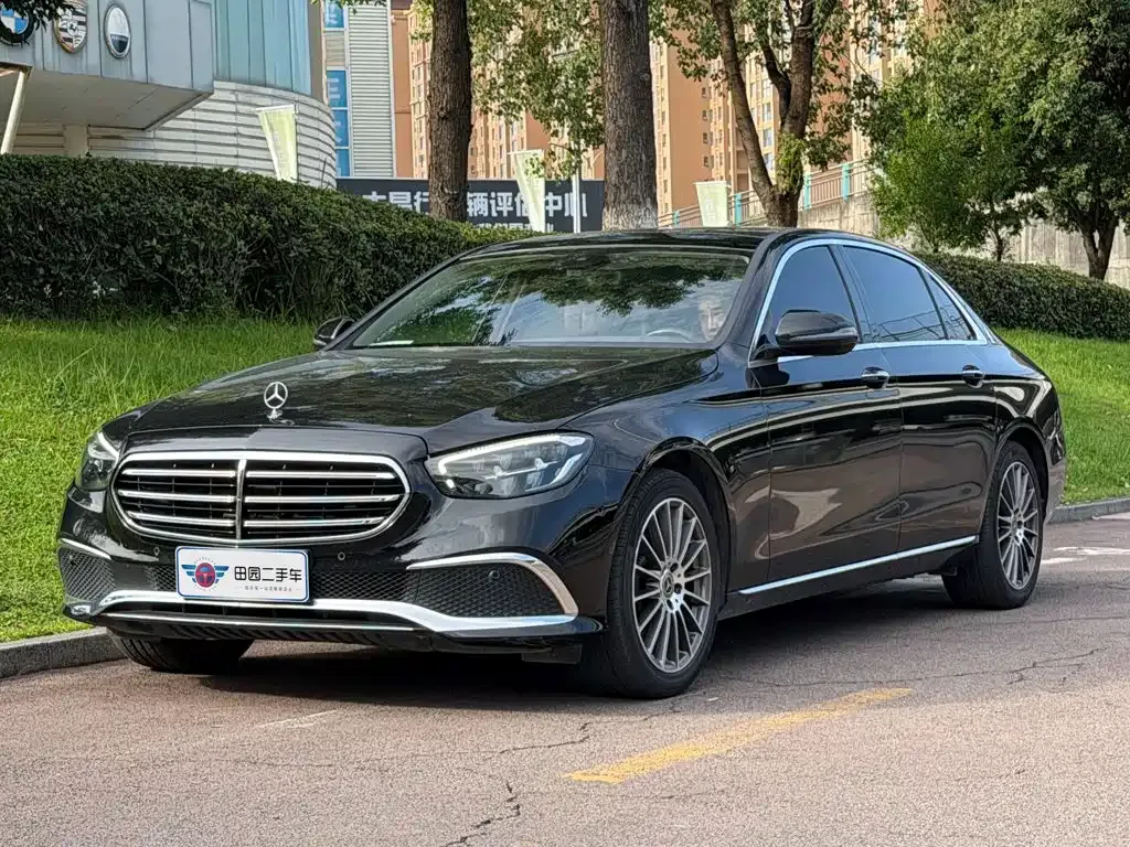 Mercedes-Benz E-Class — фото 1