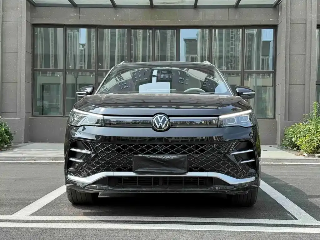 Volkswagen Tiguan L — фото 1