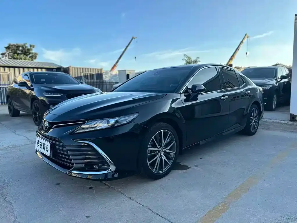 Toyota Camry — фото 1