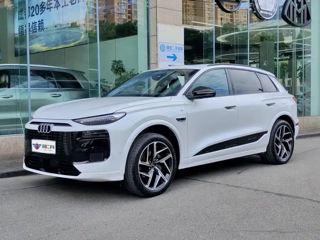 Audi Q6L e-tron — фото 1