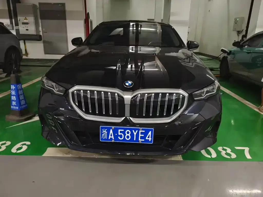 BMW 5 Series — фото 1