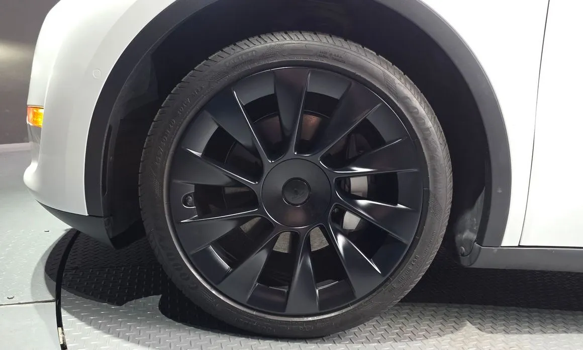 Tesla Model Y — фото 8