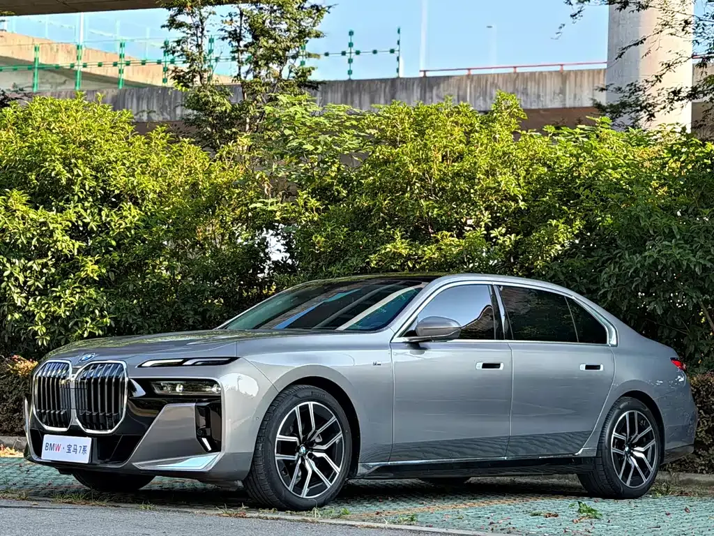 BMW 7 Series — фото 1