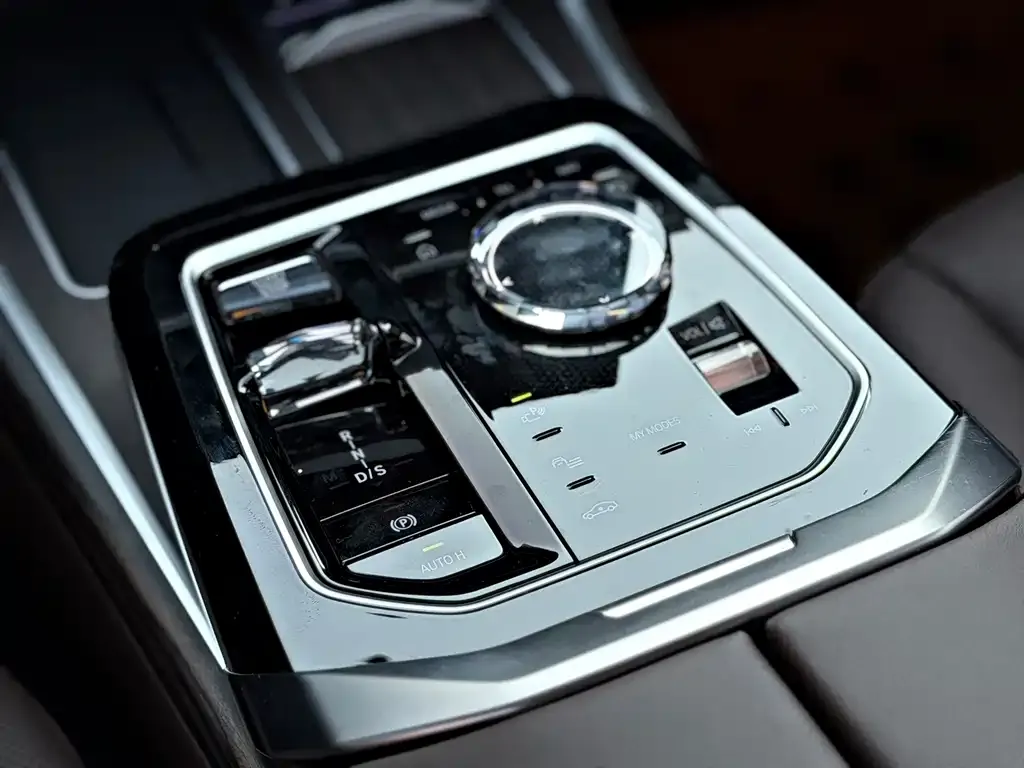 BMW 7 Series — фото 2