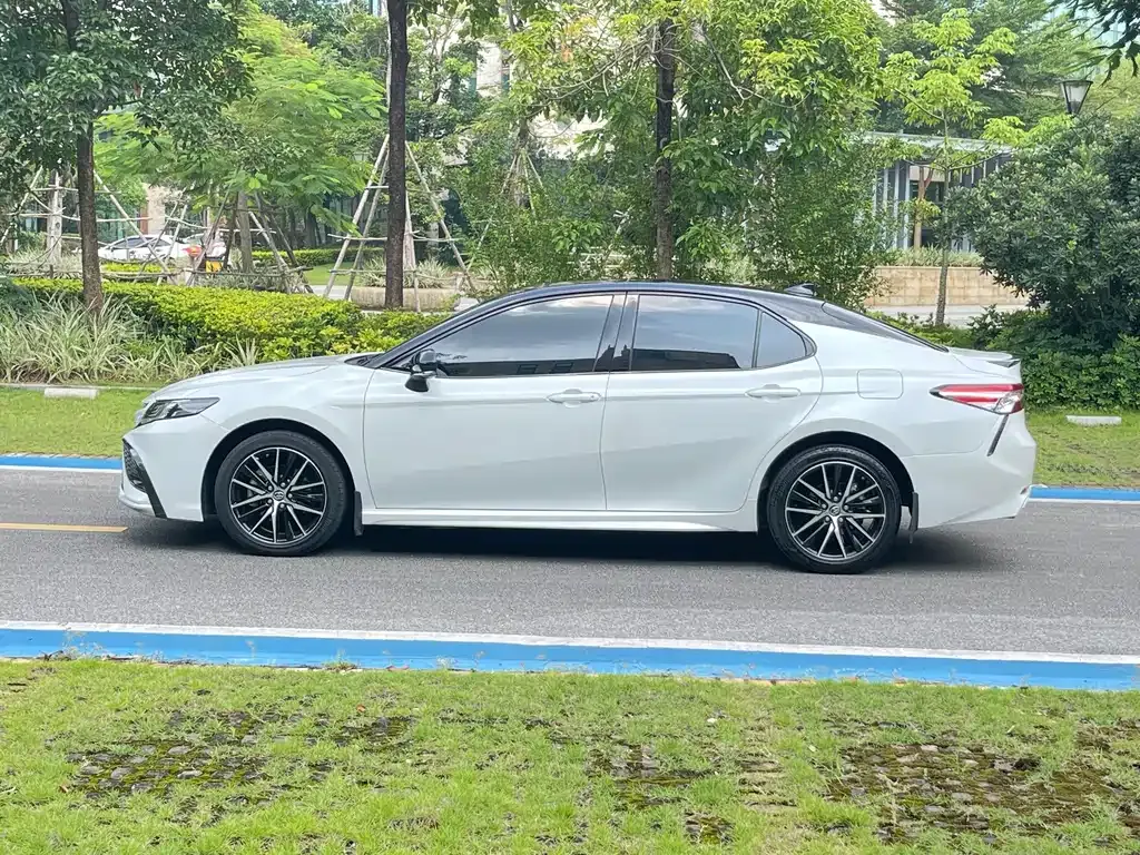 Toyota Camry — фото 6