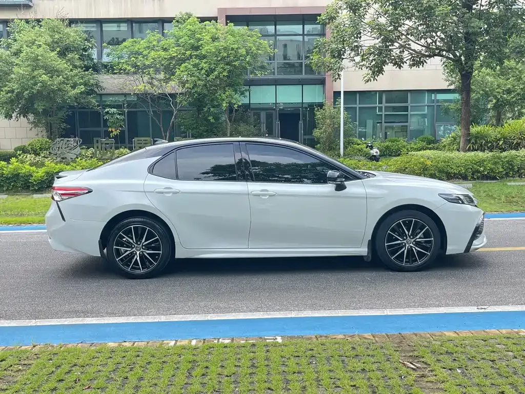 Toyota Camry — фото 5