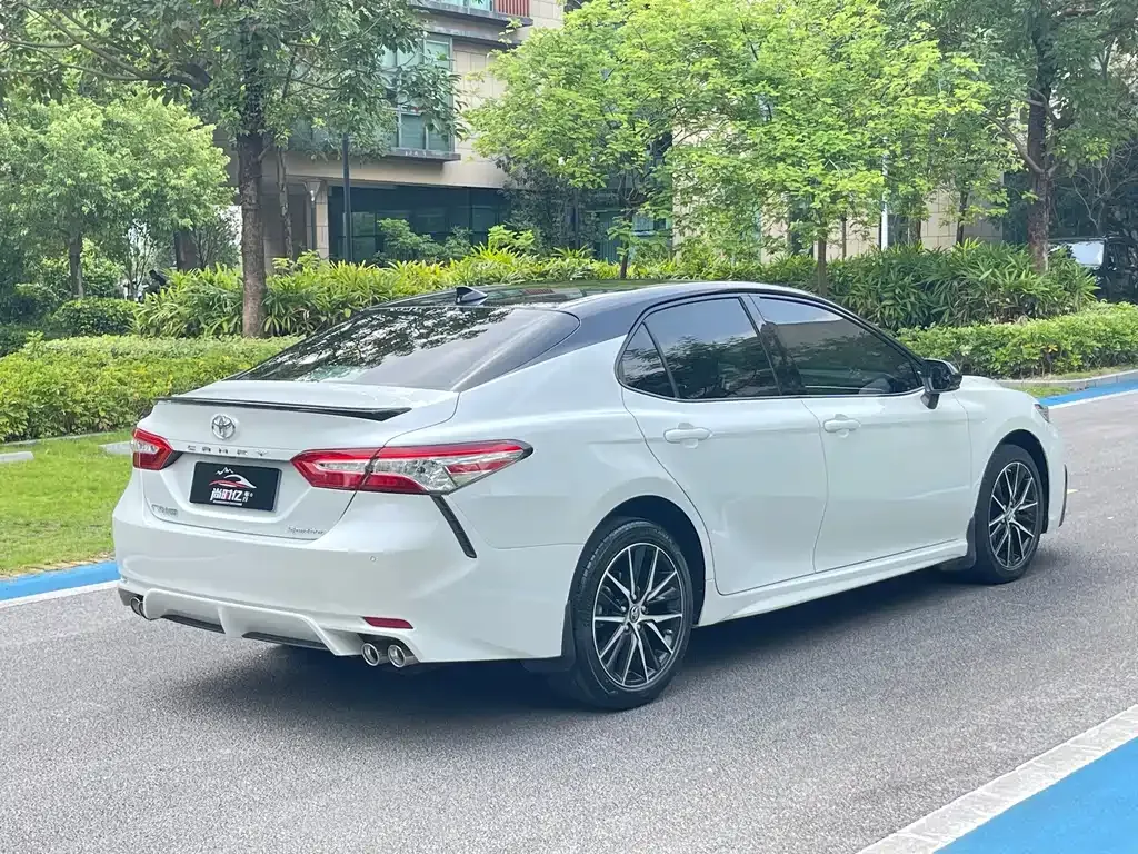 Toyota Camry — фото 4